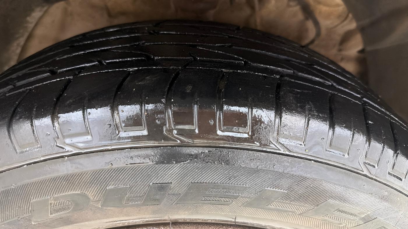2022 Mahindra XUV300 W6 1.2 PETROL AMT, Petrol, Automatic, 27,895 km, Right Front Tyre Tread