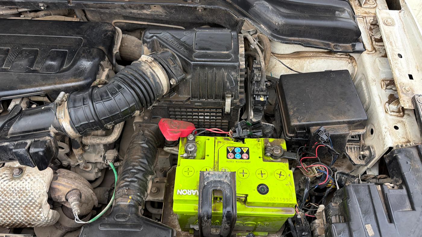 2022 Mahindra XUV300 W6 1.2 PETROL AMT, Petrol, Automatic, 27,895 km, Engine View - Left
