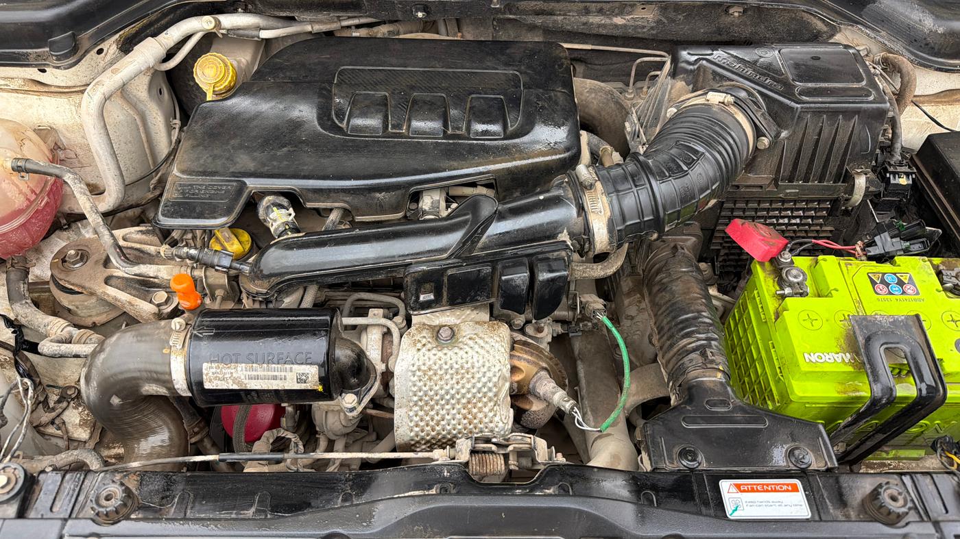 2022 Mahindra XUV300 W6 1.2 PETROL AMT, Petrol, Automatic, 27,895 km, Engine View