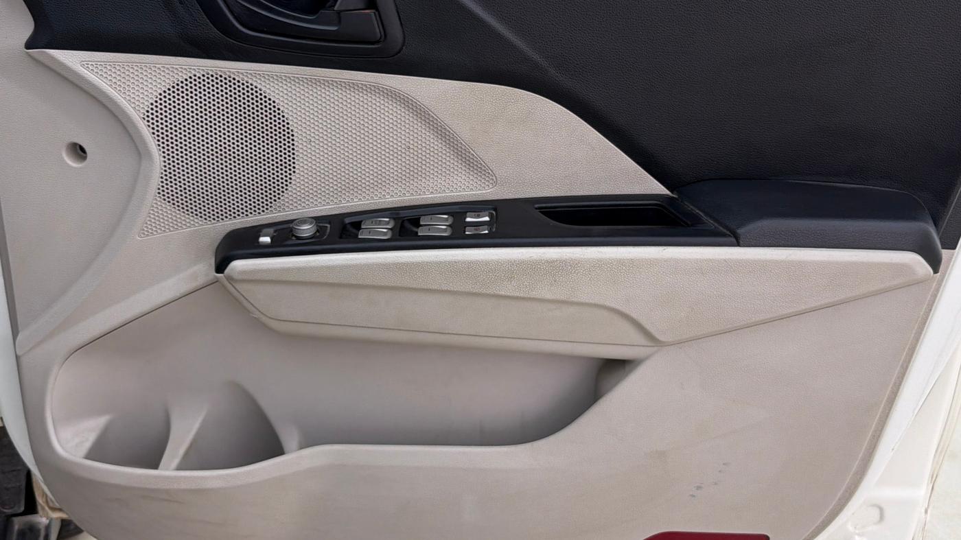 2022 Mahindra XUV300 W6 1.2 PETROL AMT, Petrol, Automatic, 27,895 km, Driver Side Door Panels Control