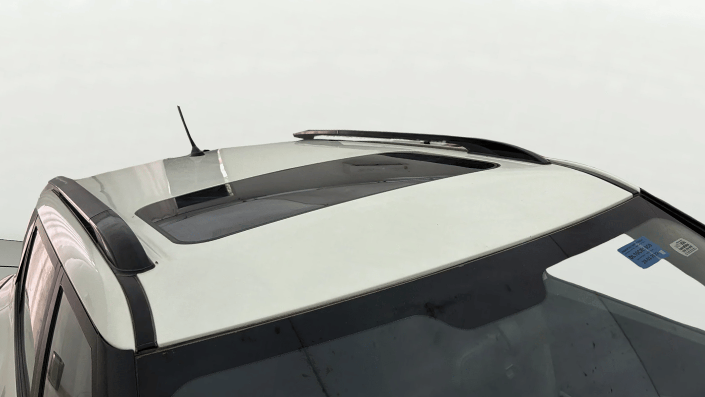 2022 Mahindra XUV300 W6 1.2 PETROL AMT, Petrol, Automatic, 27,895 km, Moonroof/ Sunroof