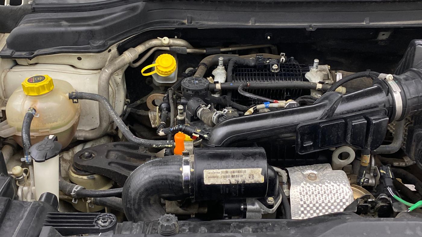 2021 Mahindra XUV300 W8 1.2 PETROL, Petrol, Manual, 98,307 km, Engine View - Right