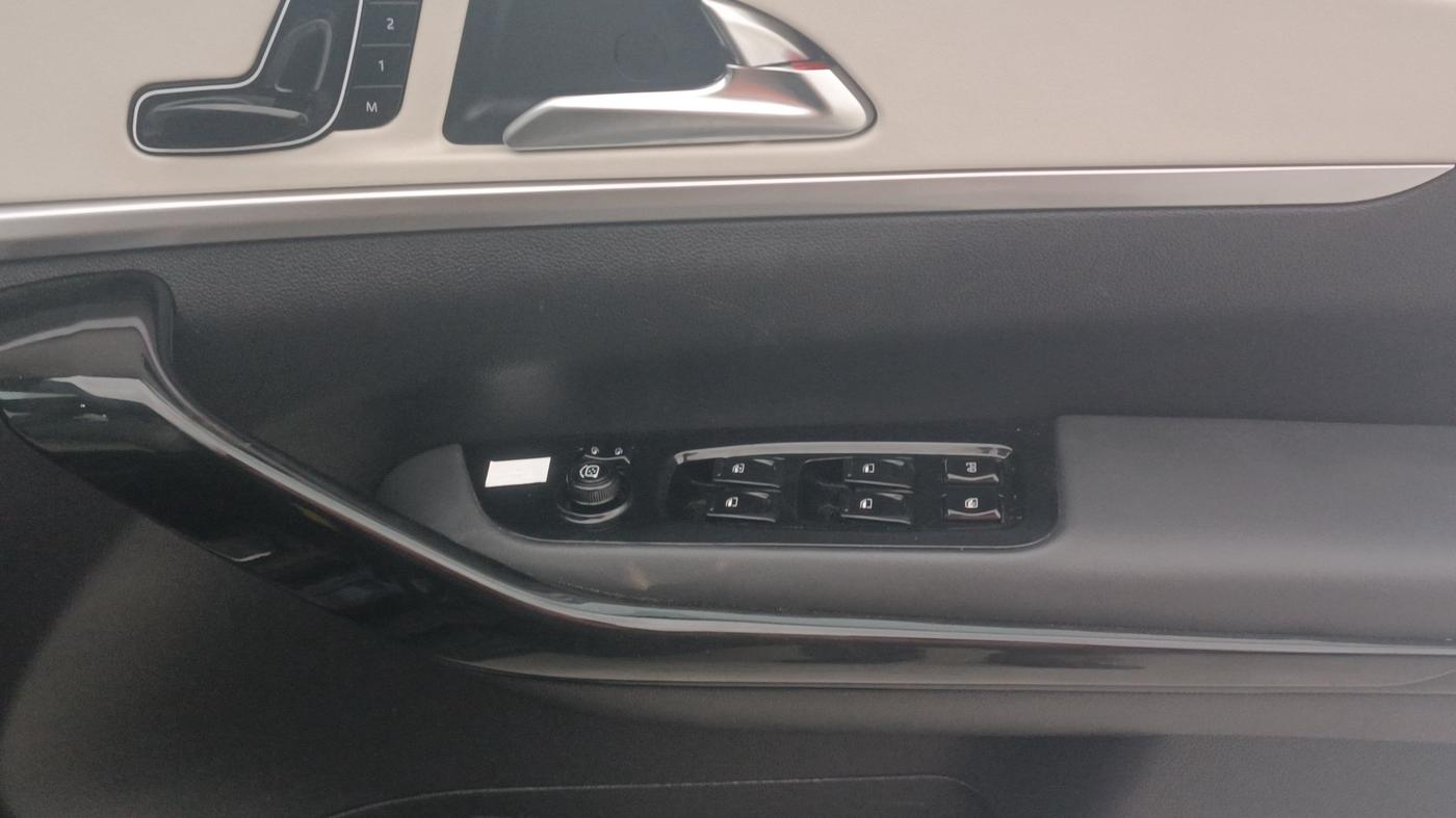 2024 Mahindra XUV700 AX 7 LUXURY P AT 7 STR, Petrol, Automatic, 32,393 km, Driver Side Door Panels Control