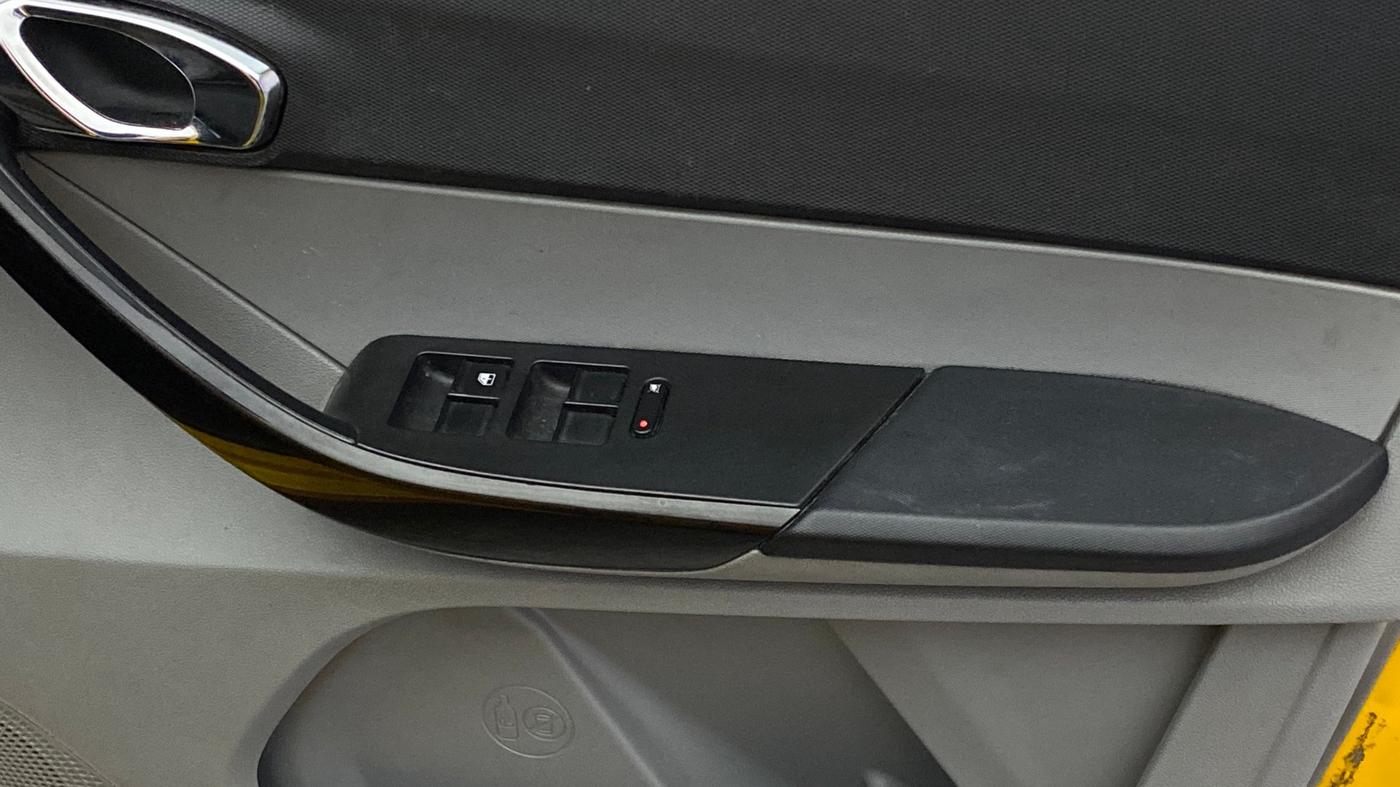 2020 Tata Tiago XZ PLUS PETROL, Petrol, Manual, 1,09,126 km, Driver Side Door Panels Control
