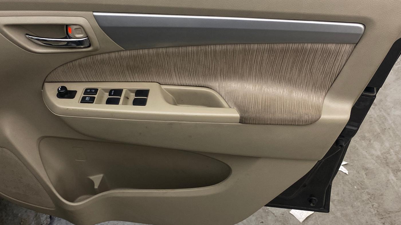 2014 Maruti Ertiga ZXI, Petrol, Manual, 40,526 km, Driver Side Door Panels Control