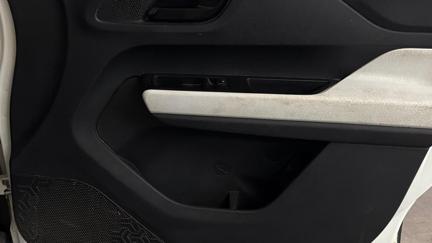 2023 Tata PUNCH PURE MT, Petrol, Manual, 27,447 km, Driver Side Door Panels Control