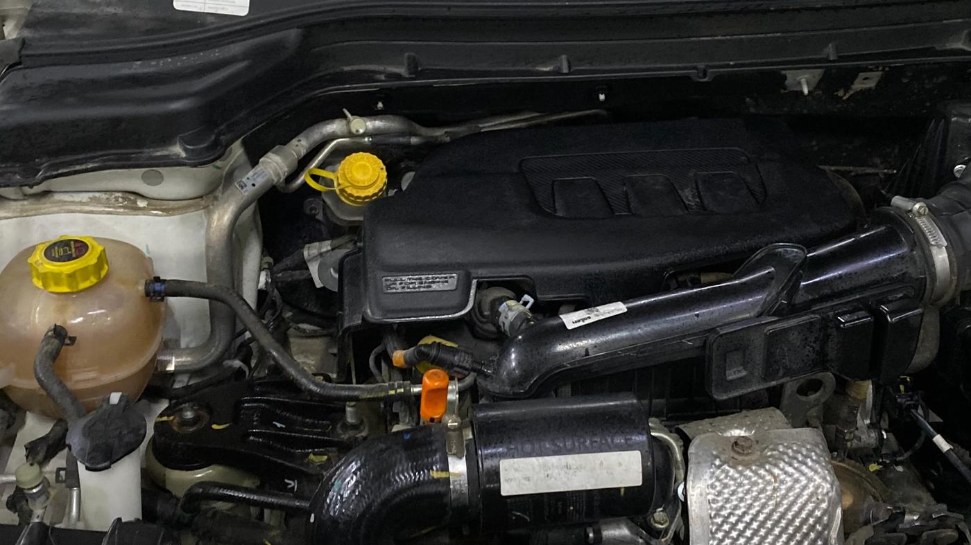 2023 Mahindra XUV300 W6 1.2 PETROL, Petrol, Manual, 31,614 km, Engine View - Right