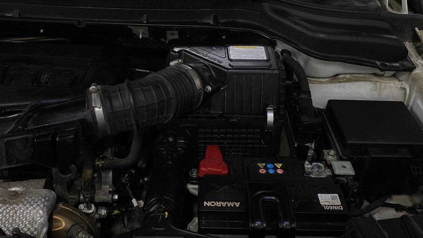 2023 Mahindra XUV300 W6 1.2 PETROL, Petrol, Manual, 31,614 km, Engine View - Left