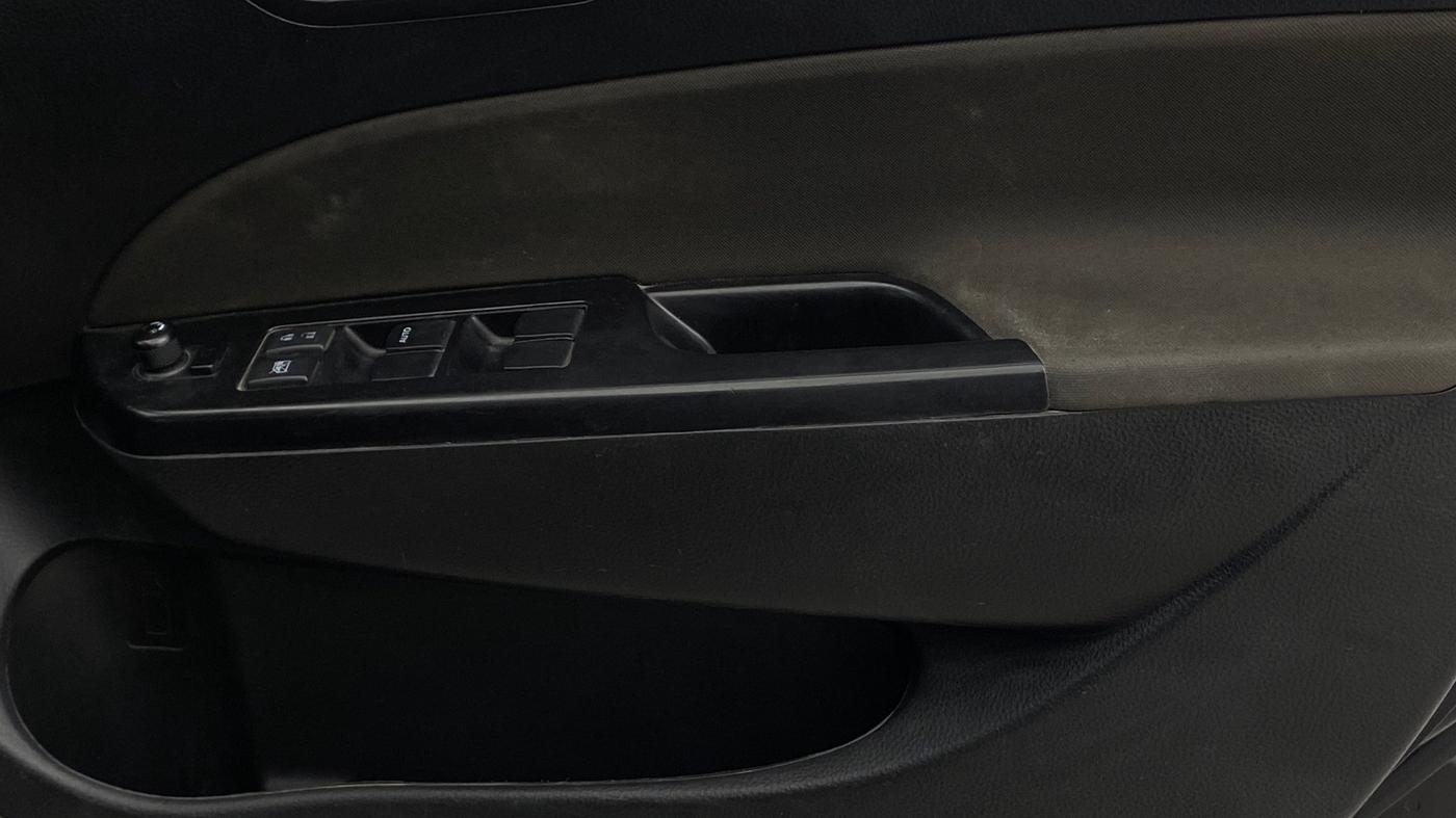 2015 Maruti Swift VXI, Petrol, Manual, 46,587 km, Driver Side Door Panels Control