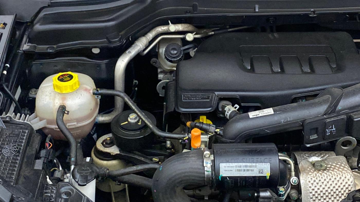 2025 Mahindra XUV 3XO AX5 1.2 L TCMPFI AT, Petrol, Automatic, 13,681 km, Engine View - Right