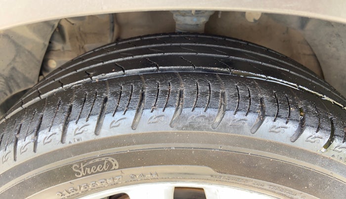 2020 Mahindra XUV300 W8 1.2 PETROL, Petrol, Manual, 43,315 km, Left Front Tyre Tread