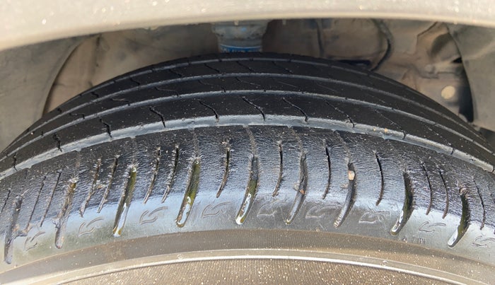 2020 Mahindra XUV300 W8 1.2 PETROL, Petrol, Manual, 43,315 km, Right Front Tyre Tread
