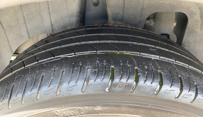 2020 Mahindra XUV300 W8 1.2 PETROL, Petrol, Manual, 43,315 km, Right Rear Tyre Tread