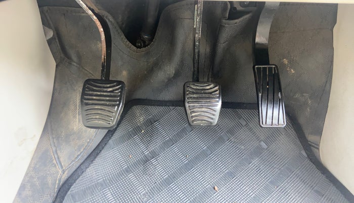 2020 Mahindra XUV300 W8 1.2 PETROL, Petrol, Manual, 43,315 km, Pedals