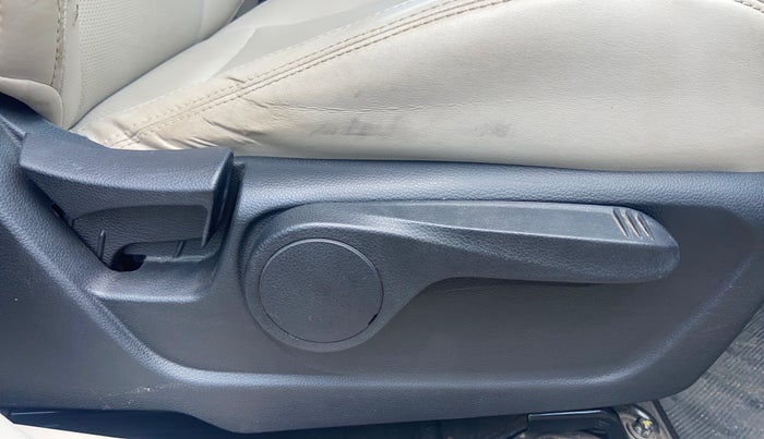 2020 Mahindra XUV300 W8 1.2 PETROL, Petrol, Manual, 43,315 km, Driver Side Adjustment Panel