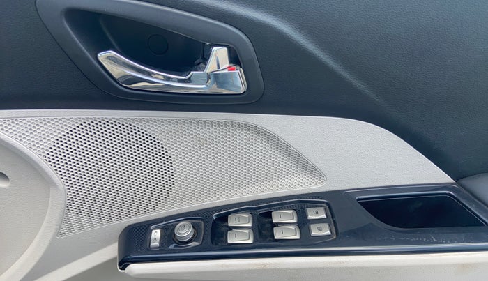 2020 Mahindra XUV300 W8 1.2 PETROL, Petrol, Manual, 43,315 km, Driver Side Door Panels Control