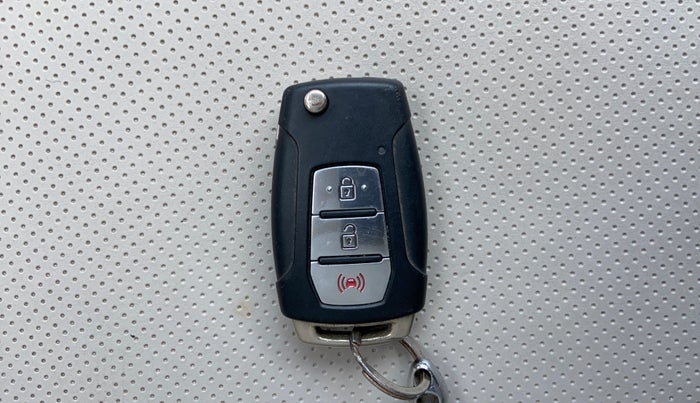 2020 Mahindra XUV300 W8 1.2 PETROL, Petrol, Manual, 43,315 km, Key Close Up
