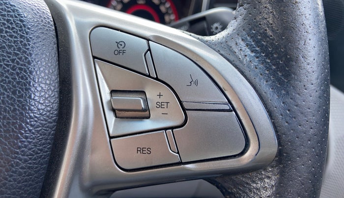 2020 Mahindra XUV300 W8 1.2 PETROL, Petrol, Manual, 43,315 km, Adaptive Cruise Control