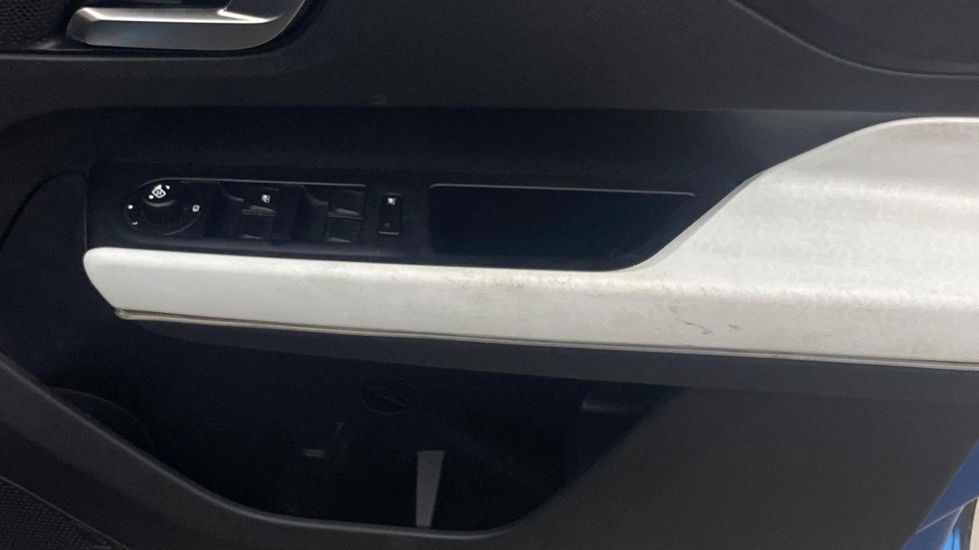 2022 Tata PUNCH CREATIVE  AMT, Petrol, Automatic, 21,322 km, Driver Side Door Panels Control
