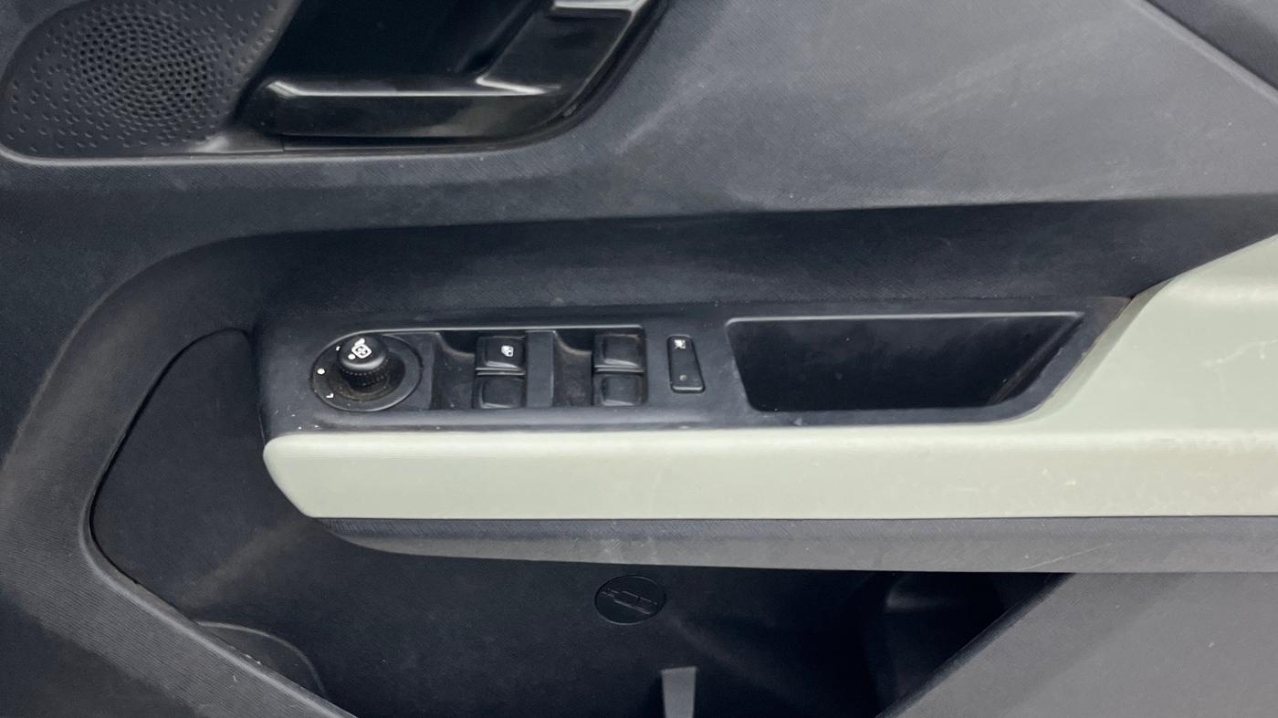 2022 Tata PUNCH ADVENTURE MT, Petrol, Manual, 19,583 km, Driver Side Door Panels Control