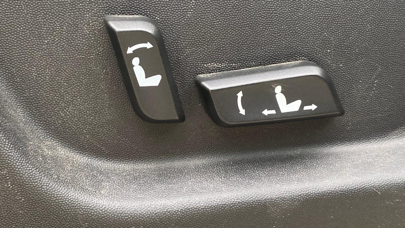 2019 Mahindra XUV500 W11, Diesel, Manual, 1,39,810 km, Driver Side Adjustment Panel