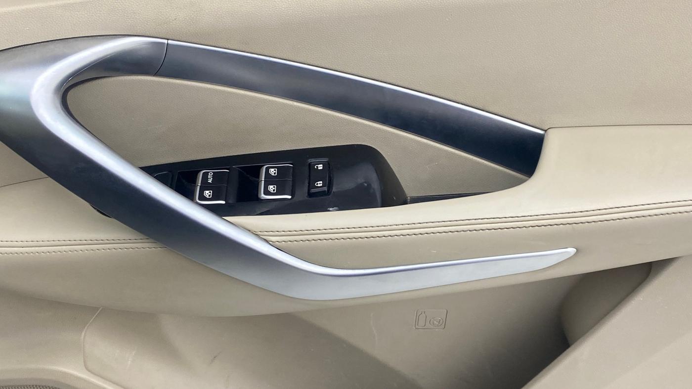 2021 MG HECTOR SHARP 1.5 PETROL CVT, Petrol, Automatic, 60,899 km, Driver Side Door Panels Control