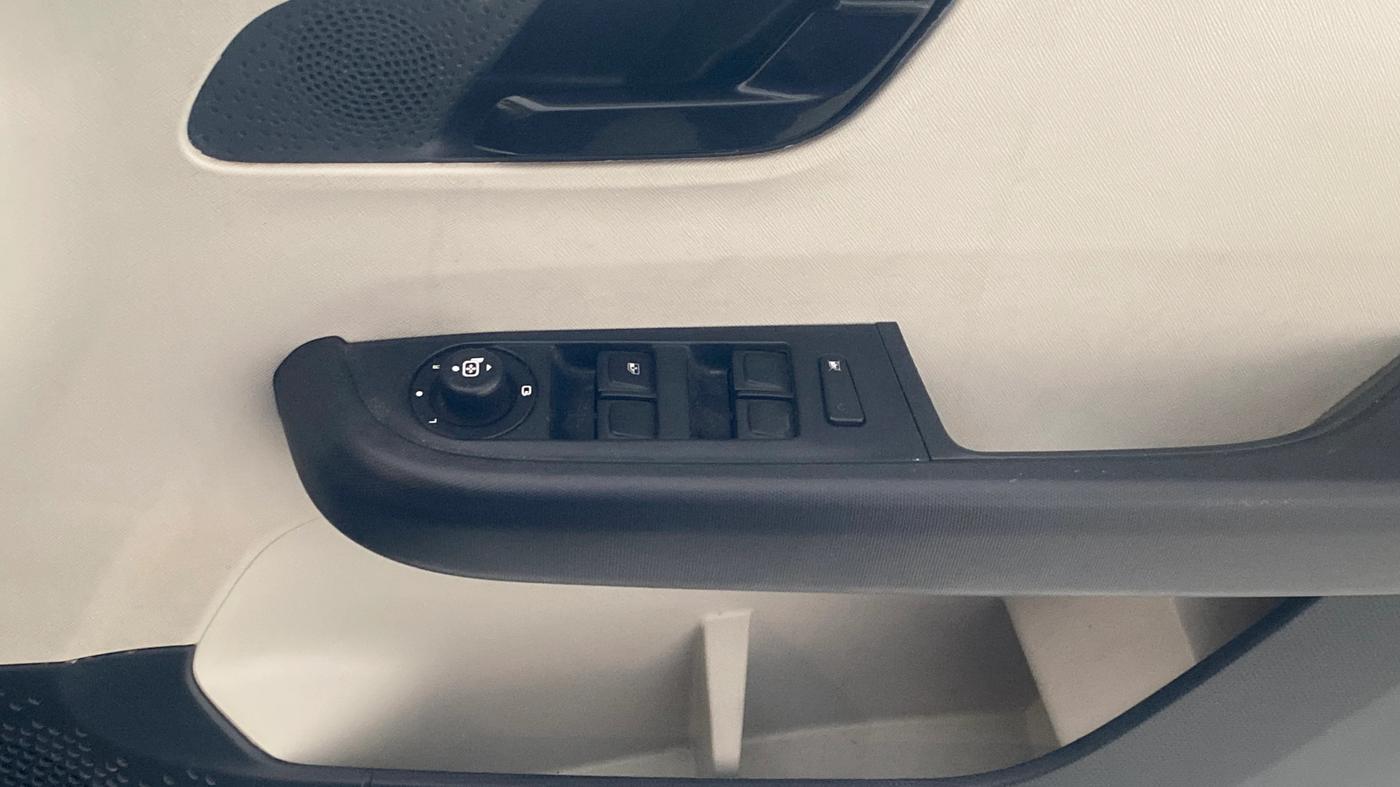 2023 Tata ALTROZ XM PLUS PETROL, CNG, Manual, 28,172 km, Driver Side Door Panels Control