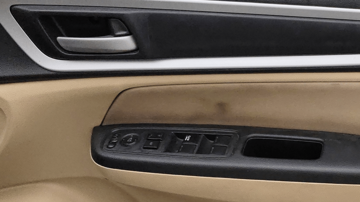 2022 Honda Amaze 1.5L I-DTEC VX, Diesel, Manual, 1,37,213 km, Driver Side Door Panels Control