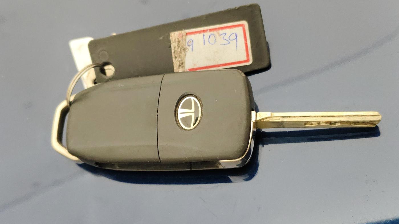 2024 Tata ALTROZ XM PLUS SUNROOF, Petrol, Manual, 81,720 km, Key Close Up