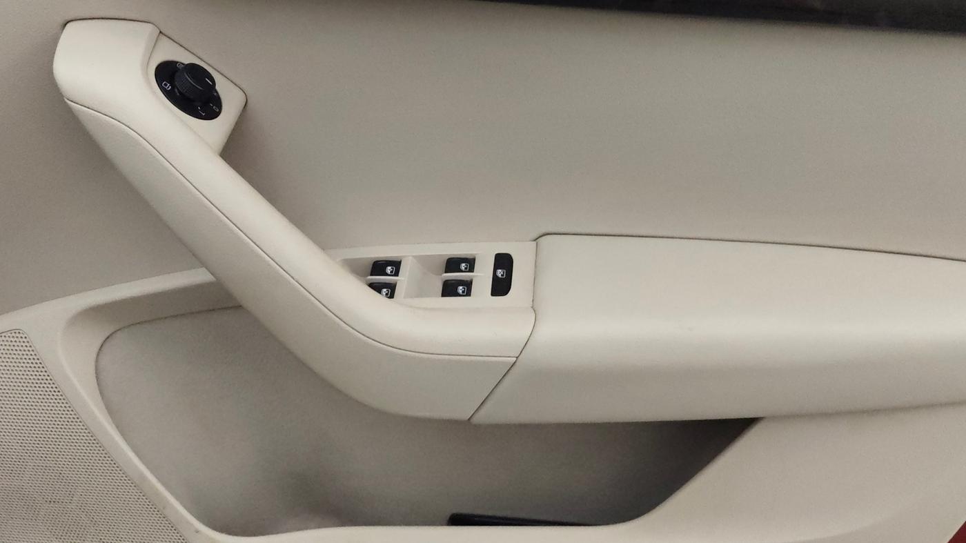 2017 Skoda Octavia STYLE PLUS AT 1.8 TSI, Petrol, Automatic, 1,16,191 km, Driver Side Door Panels Control