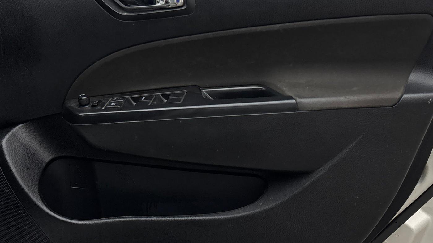 2016 Maruti Swift VXI, Petrol, Manual, 42,472 km, Driver Side Door Panels Control