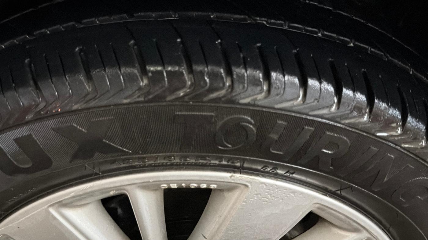 2016 Maruti Swift ZXI, Petrol, Manual, 74,273 km, Left Front Tyre Tread