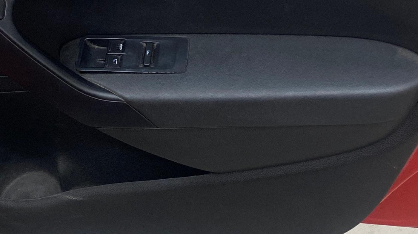 2021 Volkswagen Polo TRENDLINE 1.0L, Petrol, Manual, 1,44,796 km, Driver Side Door Panels Control