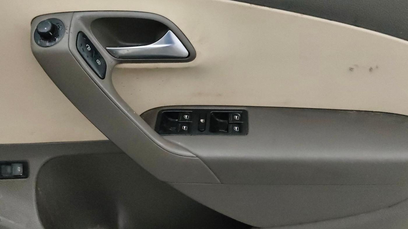 2013 Volkswagen Vento HIGHLINE DIESEL 1.6, Diesel, Manual, 1,00,752 km, Driver Side Door Panels Control