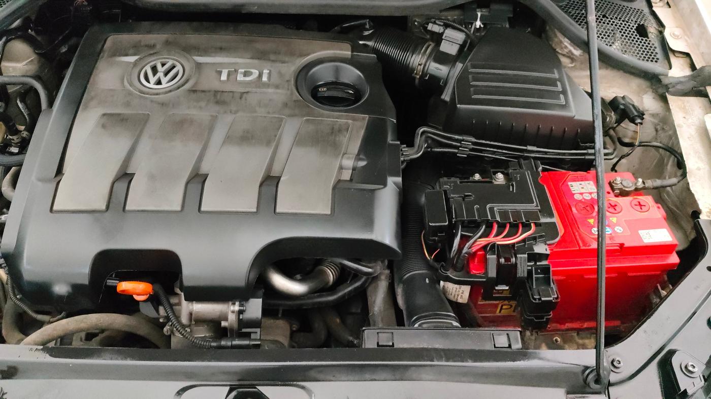 2013 Volkswagen Vento HIGHLINE DIESEL 1.6, Diesel, Manual, 1,00,752 km, Engine View - Left