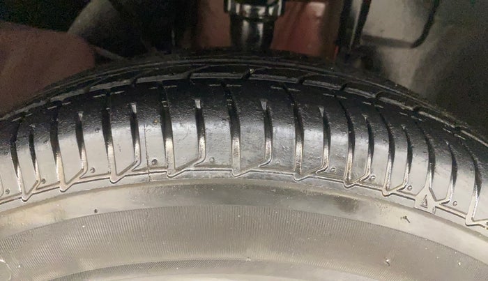 2017 Renault Kwid 1.0 RXL 02 Anniversary Edition, Petrol, Manual, 70,384 km, Right Front Tyre Tread