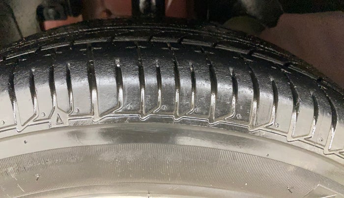 2017 Renault Kwid 1.0 RXL 02 Anniversary Edition, Petrol, Manual, 70,384 km, Left Front Tyre Tread