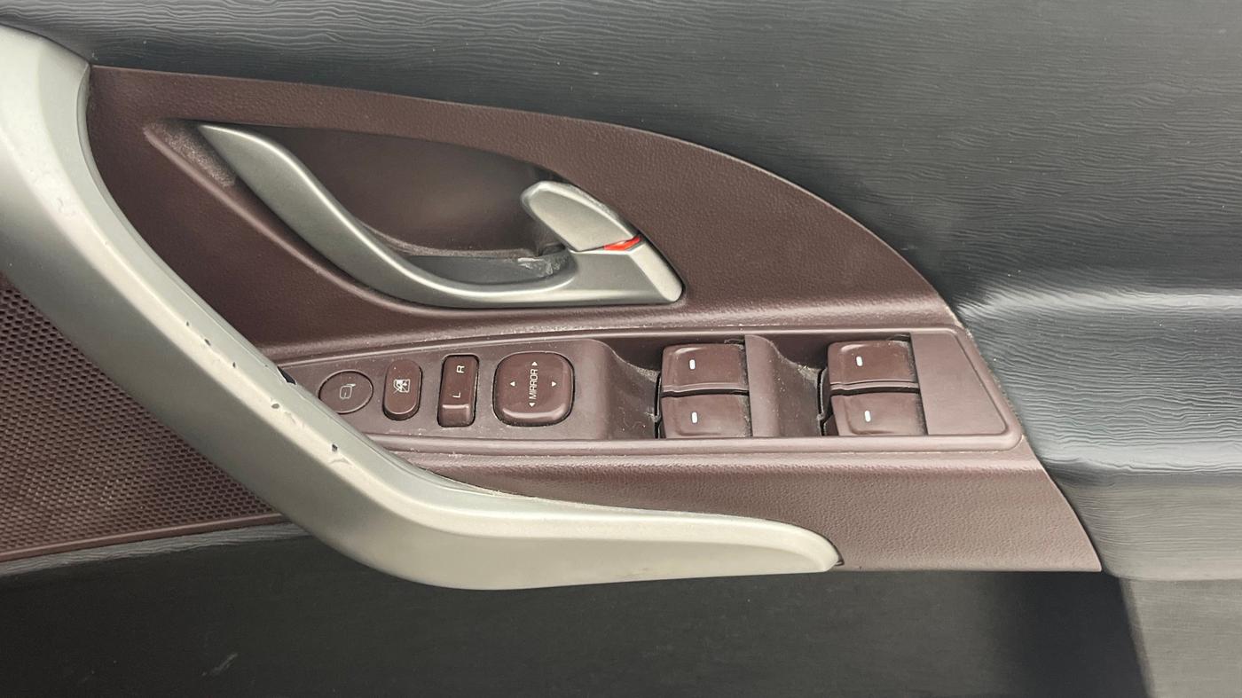 2013 Mahindra XUV500 W8, Diesel, Manual, 68,037 km, Driver Side Door Panels Control