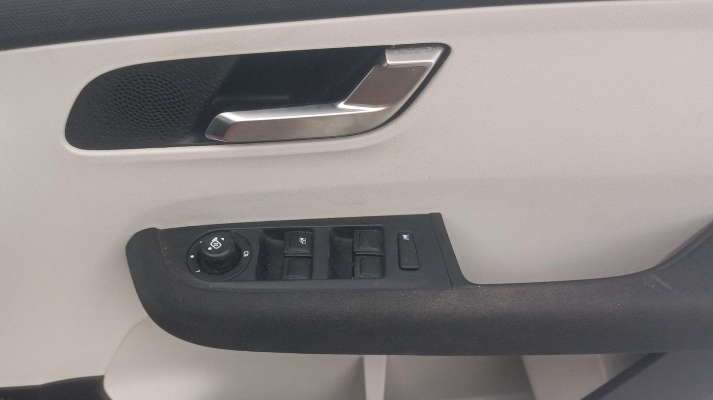 2022 Tata ALTROZ XZ PLUS DIESEL, Diesel, Manual, 45,909 km, Driver Side Door Panels Control