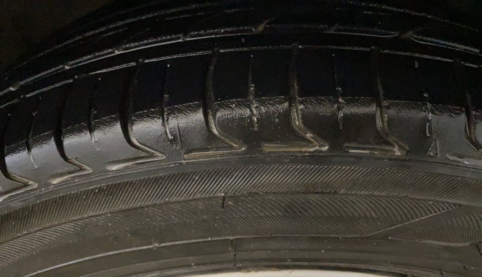 2016 Maruti Ciaz ZXI+ AT, Petrol, Automatic, 1,17,673 km, Right Front Tyre Tread