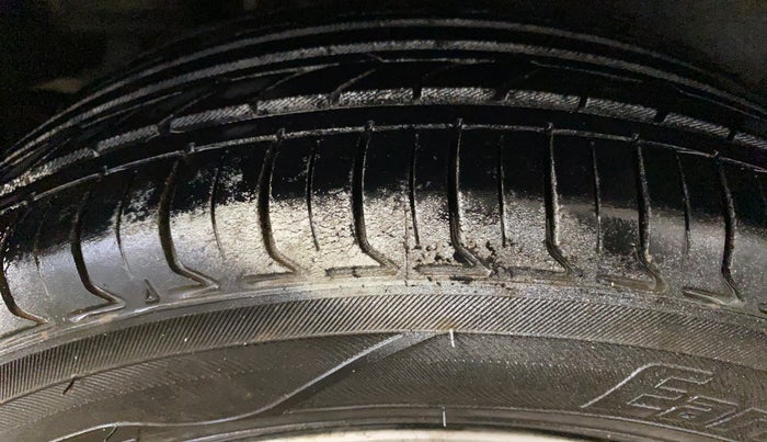 2016 Maruti Ciaz ZXI+ AT, Petrol, Automatic, 1,17,673 km, Right Rear Tyre Tread