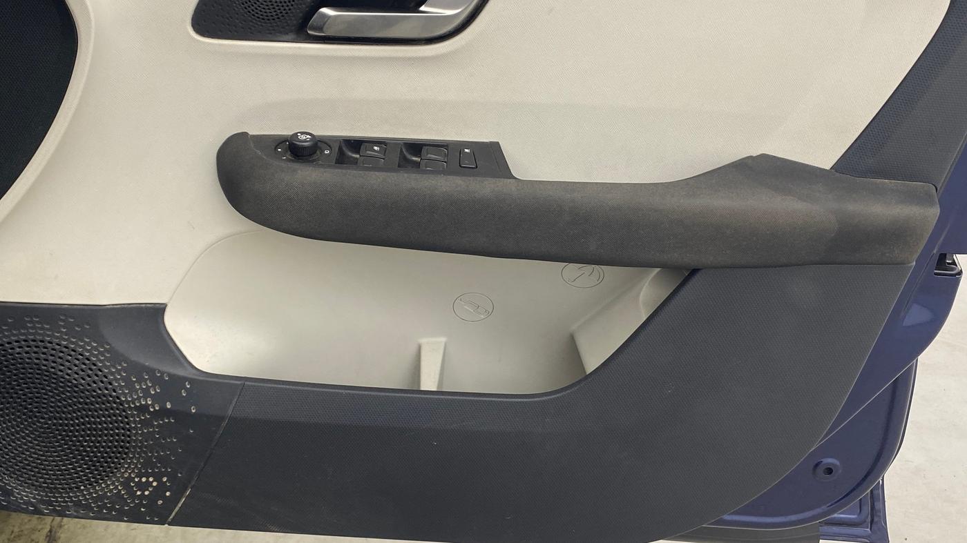 2022 Tata ALTROZ XZA, Petrol, Automatic, 28,812 km, Driver Side Door Panels Control