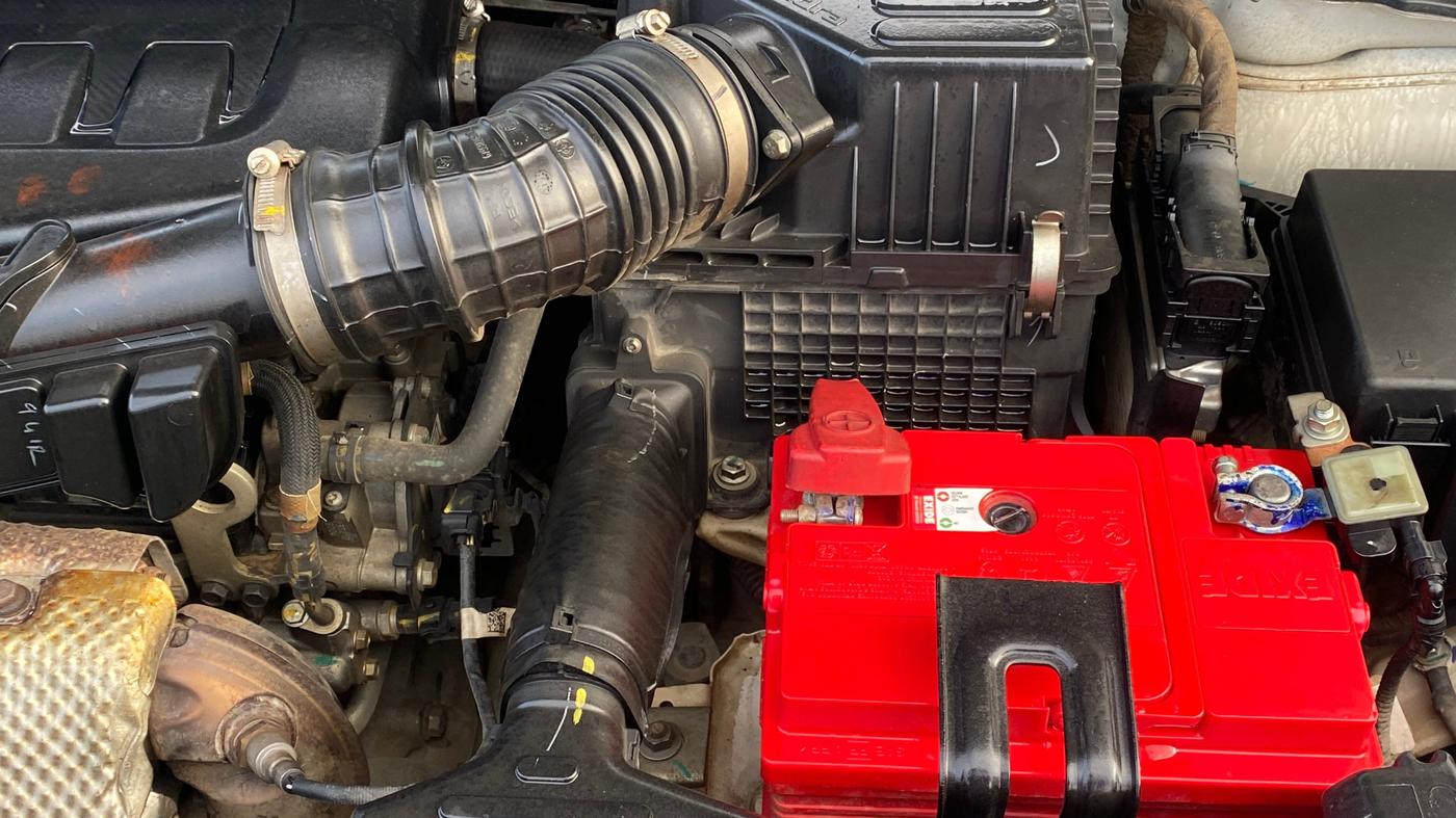 2023 Mahindra XUV300 W6 1.2 PETROL, Petrol, Manual, 52,358 km, Engine View - Left