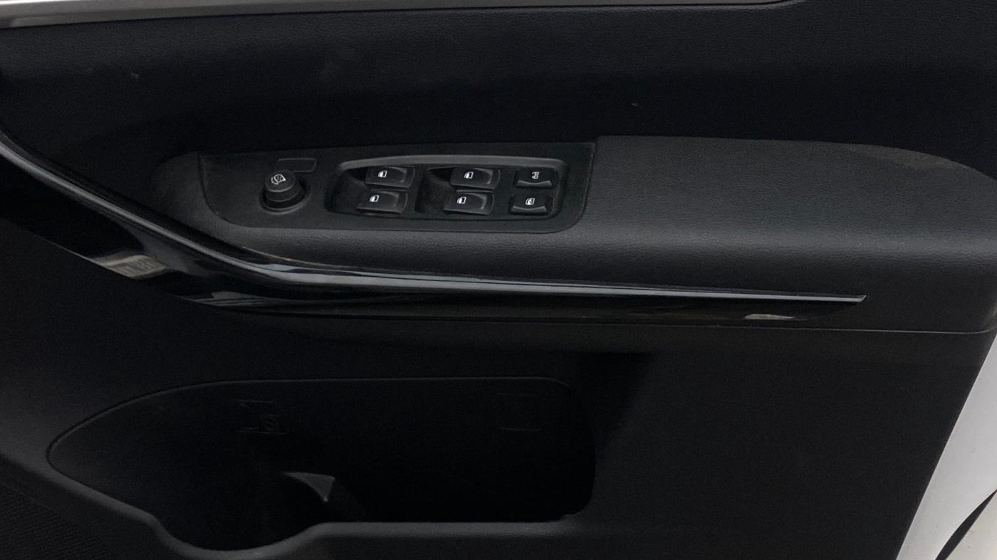 2022 Mahindra XUV700 AX 5 D MT 7 STR, Diesel, Manual, 65,483 km, Driver Side Door Panels Control
