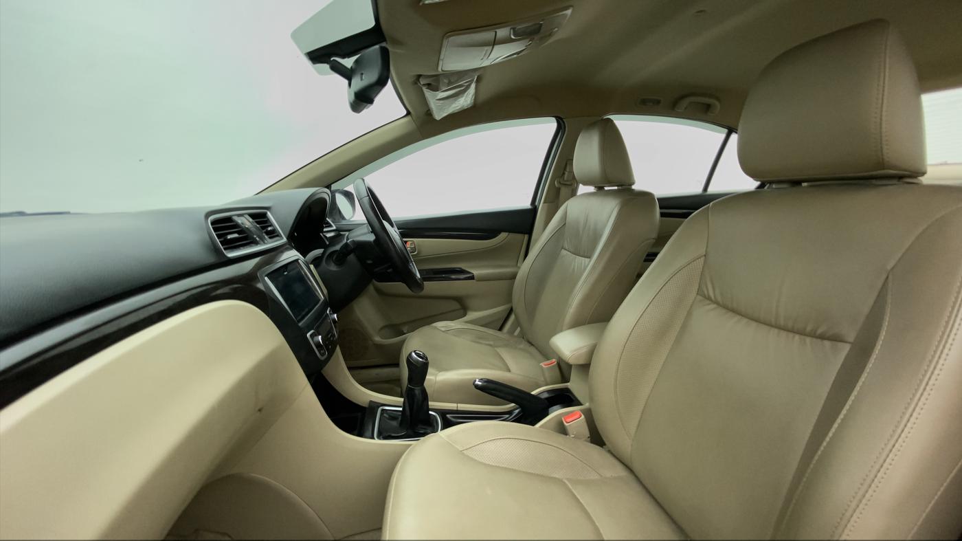 2017 Maruti Ciaz ALPHA 1.4 VVT, Petrol, Manual, 98,200 km, Right Side Front Door Cabin