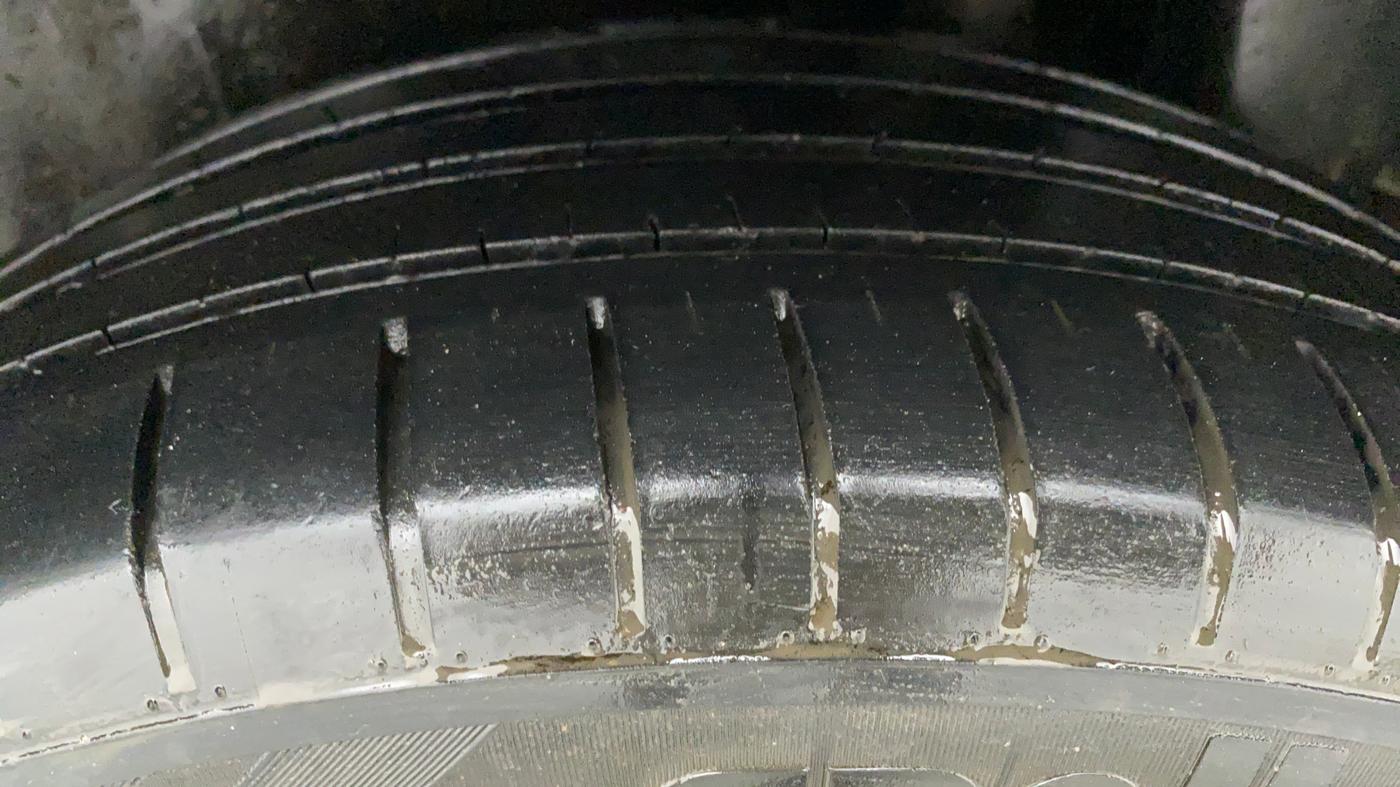 2017 Maruti Ciaz ALPHA 1.4 VVT, Petrol, Manual, 98,200 km, Left Rear Tyre Tread