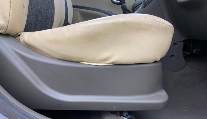 2014 Hyundai i10 SPORTZ 1.1, Petrol, Manual, 60,026 km, Driver Side Adjustment Panel