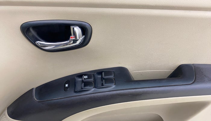 2014 Hyundai i10 SPORTZ 1.1, Petrol, Manual, 60,026 km, Driver Side Door Panels Control