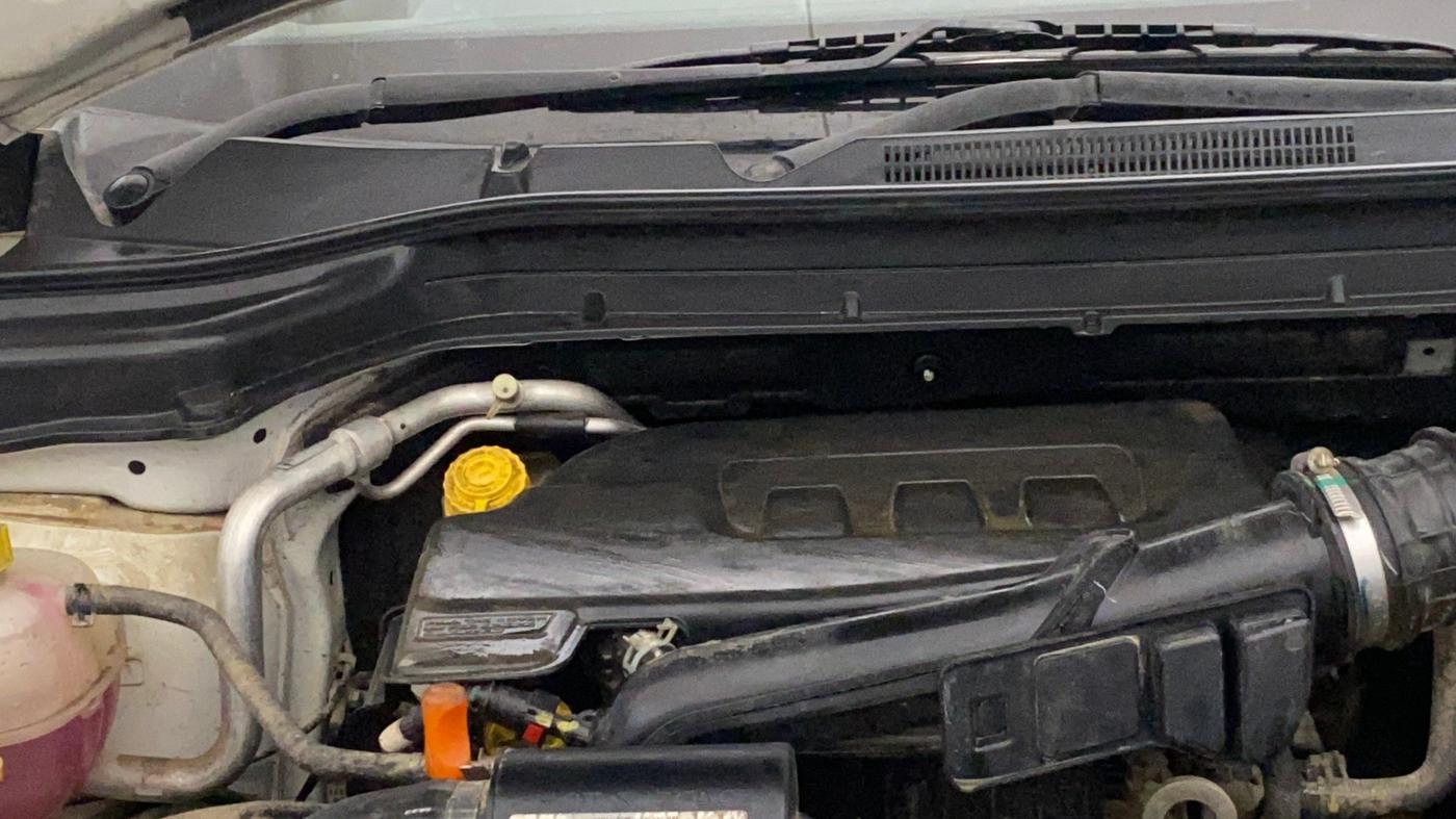 2020 Mahindra XUV300 W6 1.2 PETROL, Petrol, Manual, 15,386 km, Engine View - Right