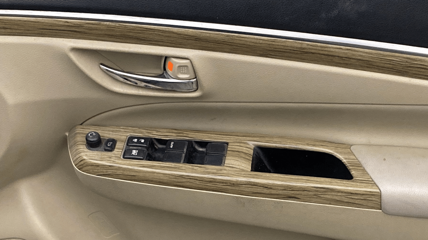 2018 Maruti Ciaz ALPHA  AT 1.5 SHVS PETROL, Petrol, Automatic, 81,561 km, Driver Side Door Panels Control